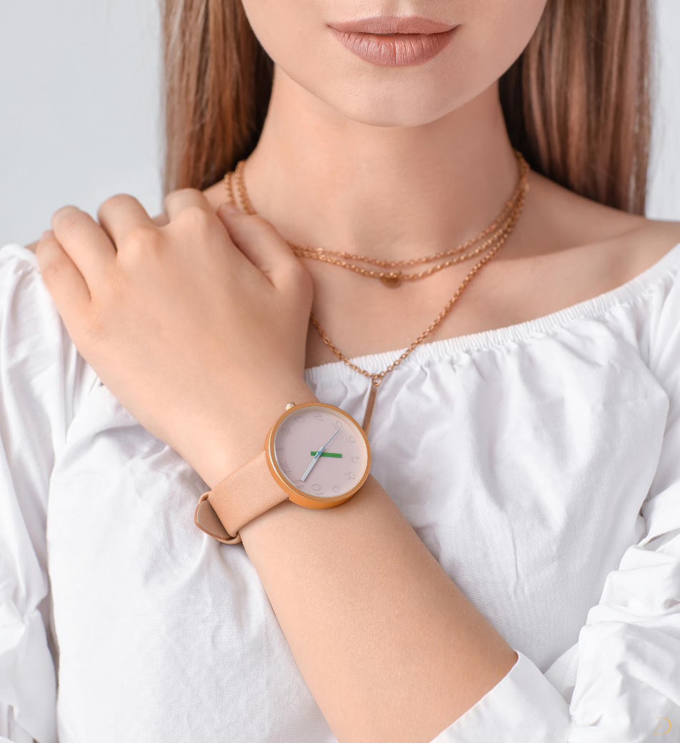 Vrouw draagt modern horloge